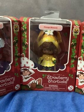 Cheebee Strawberry Shortcake figures NIPs